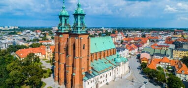 Hnězdno - katedrála Nanebevzetí Panny Marie na leteckém záběru