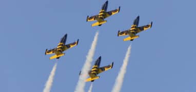 Letečtí akrobaté z lotyšského týmu Baltic Bees na ANTIDOTUM Air Show ve velkopolském Lešně