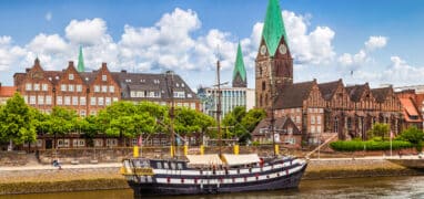 Stará plachetnice zakotvená na Vezeře u historického centra města Brém