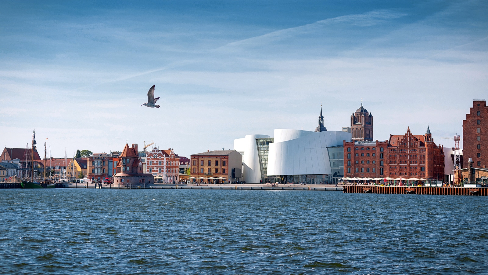 Budova Oceánea při pohledu přes zátoku