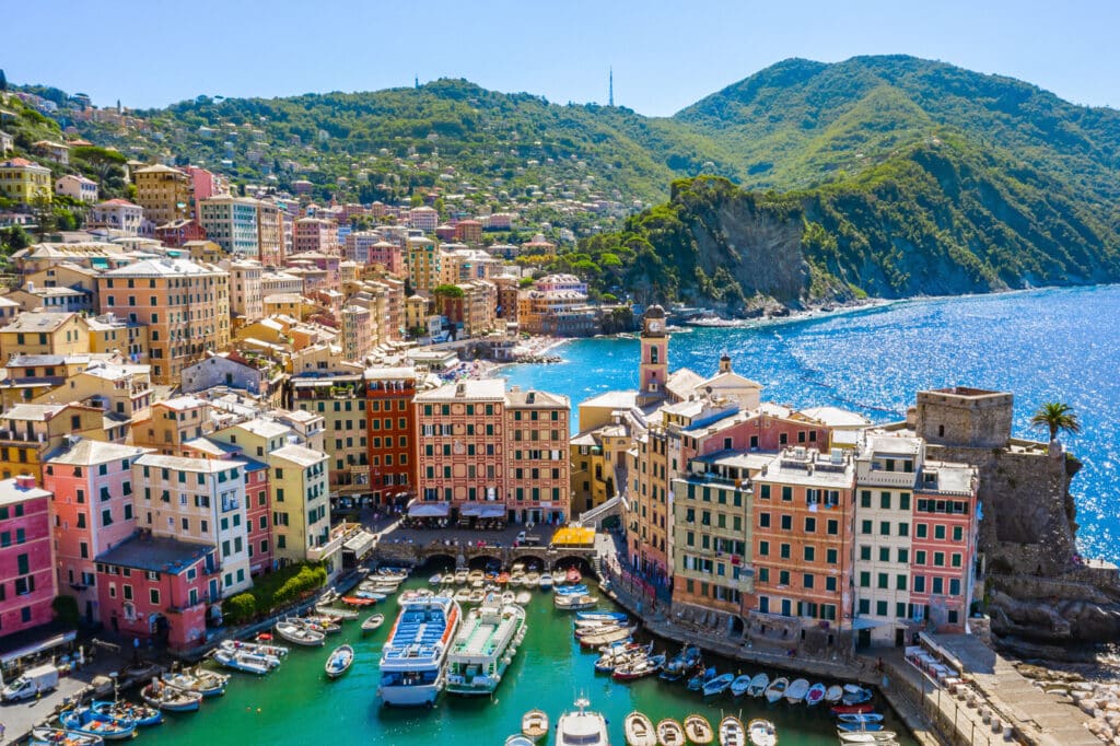 Celkový pohled na Camogli, zcela vpravo hrad Dragonara