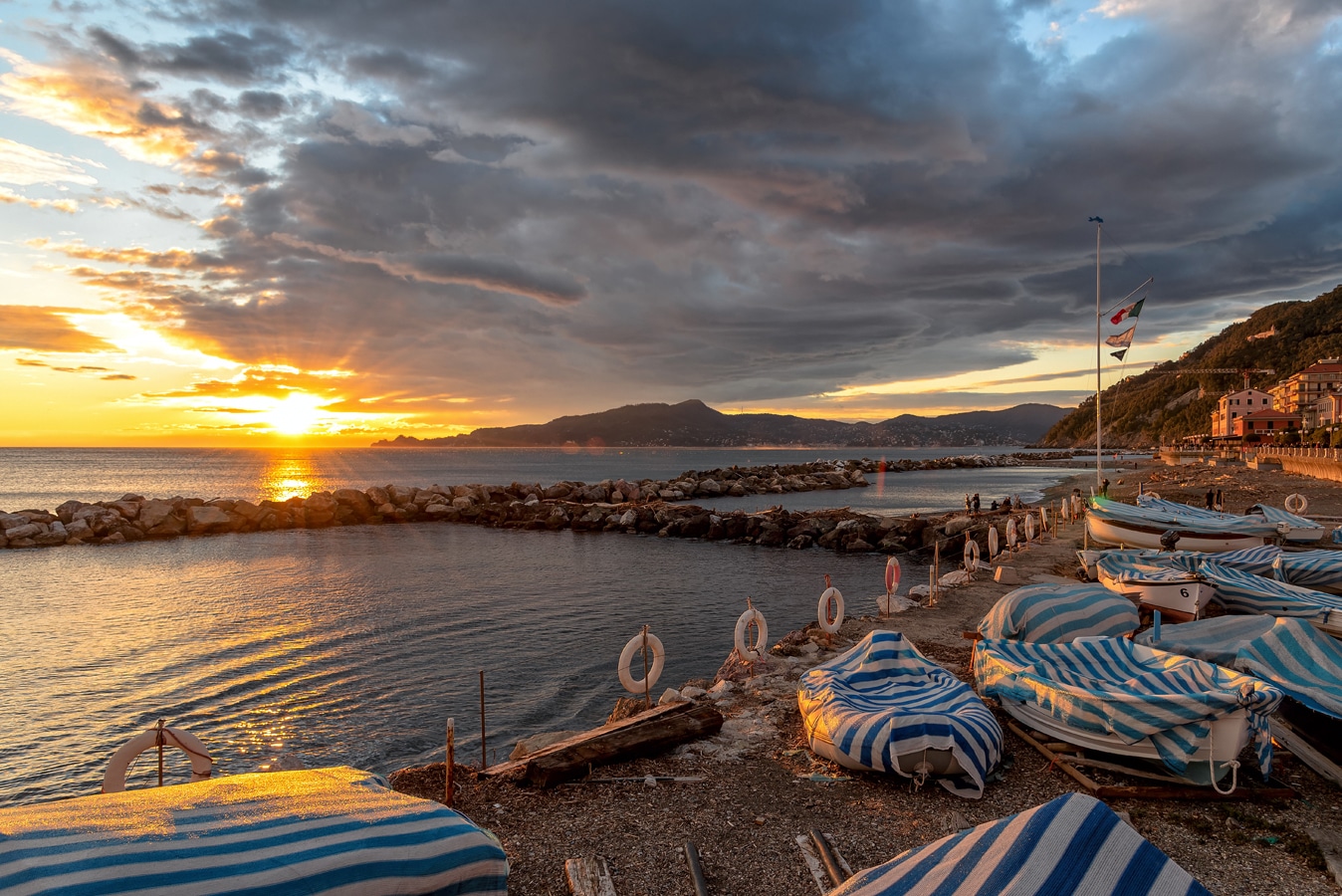 Západ slunce v Chiavari v Ligurii