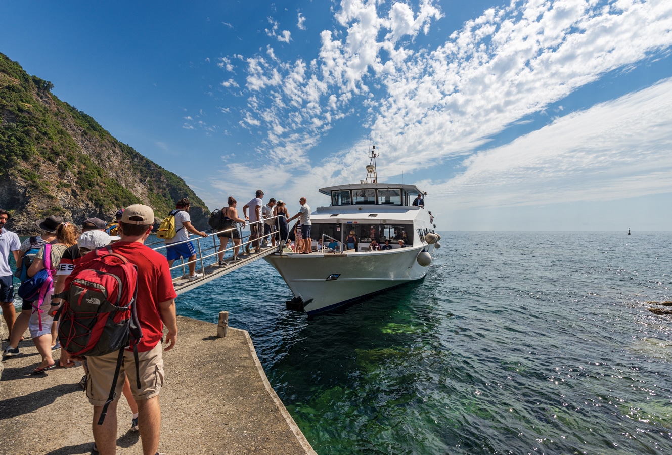 Turisté nastupují na loď v Riomaggiore v oblasti Cinque Terre v italské Ligurii