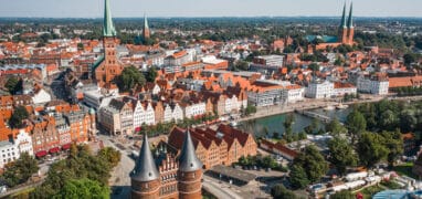 Letecký pohled na historické centrum Lübecku s Holštýnskou branou v popředí