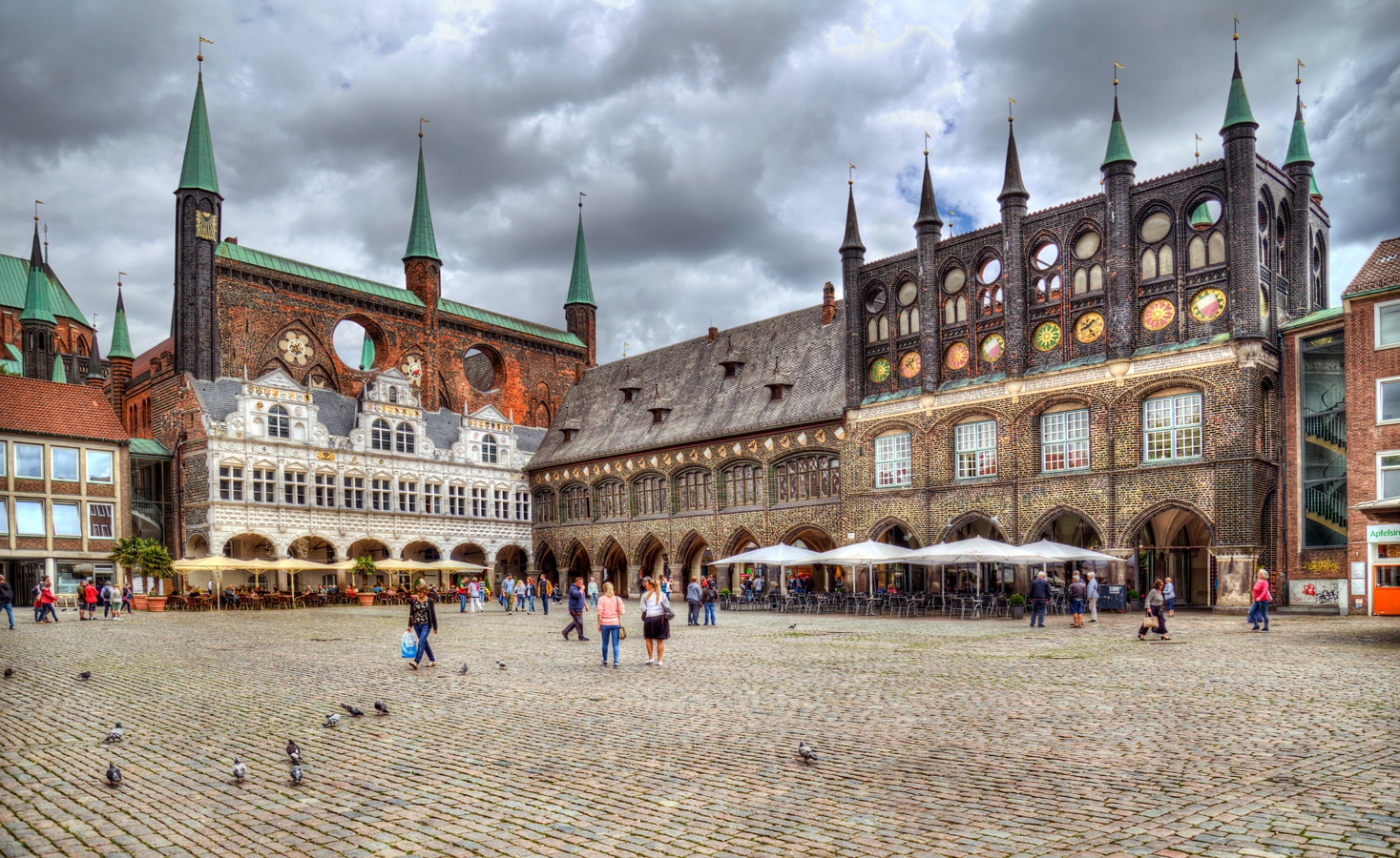 Stará radníce v Lübecku ve stylu severoněmecké gotiky
