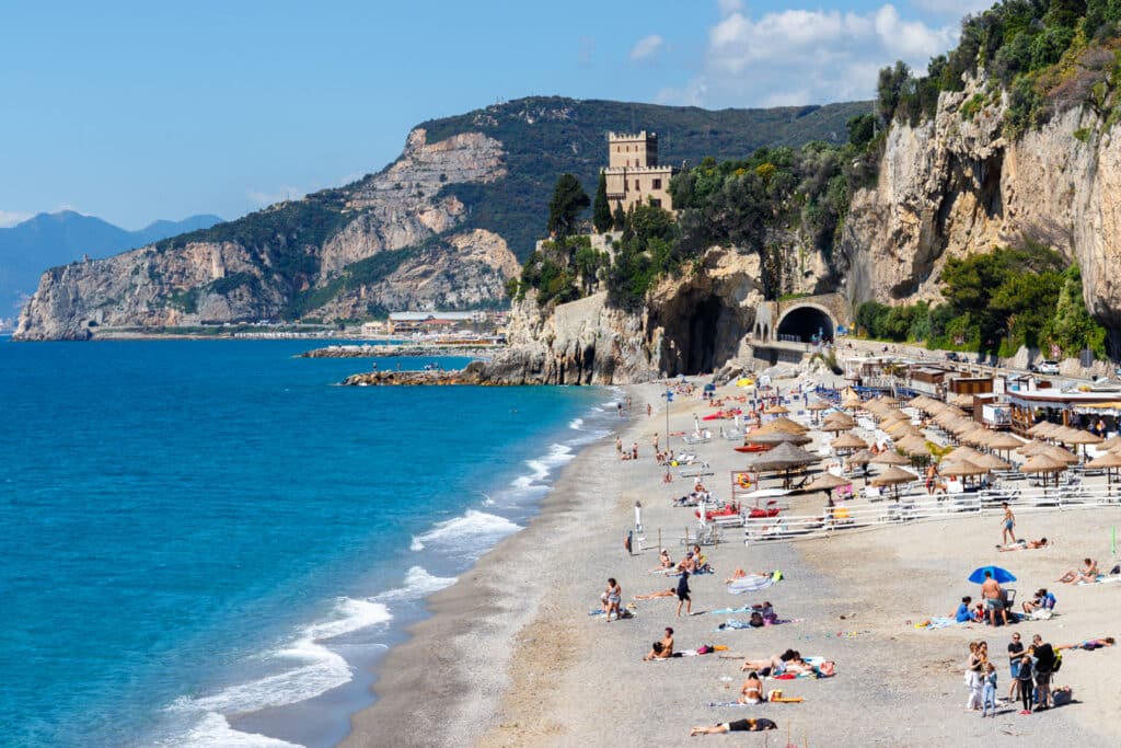 Riviera di Ponente - pláž ve Finale Ligure