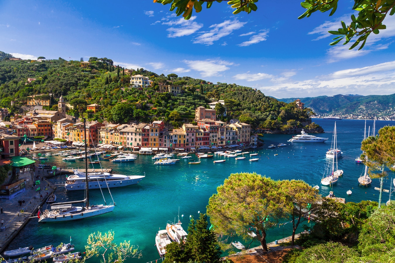 Pohled na Portofino z pevnosti Castello Brown