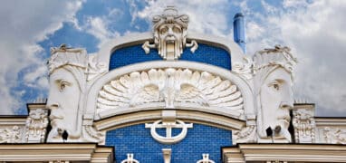 Riga - detail průčelí domu v Alžbětině ulici (Elizabetes iela) 10 b od Michaila Ejzenštejna