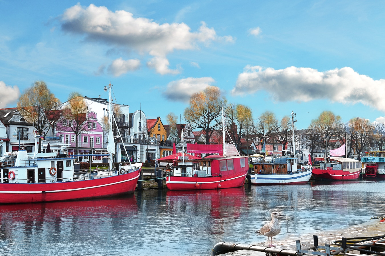 Čluny zakotvené na kanálu ve Warnemünde, přímořské části Rostocku