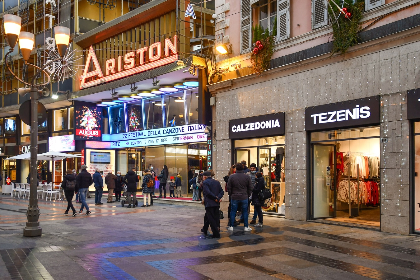 Divadlo Ariston na pěší zóně via Giacomo Matteotti v San Remu