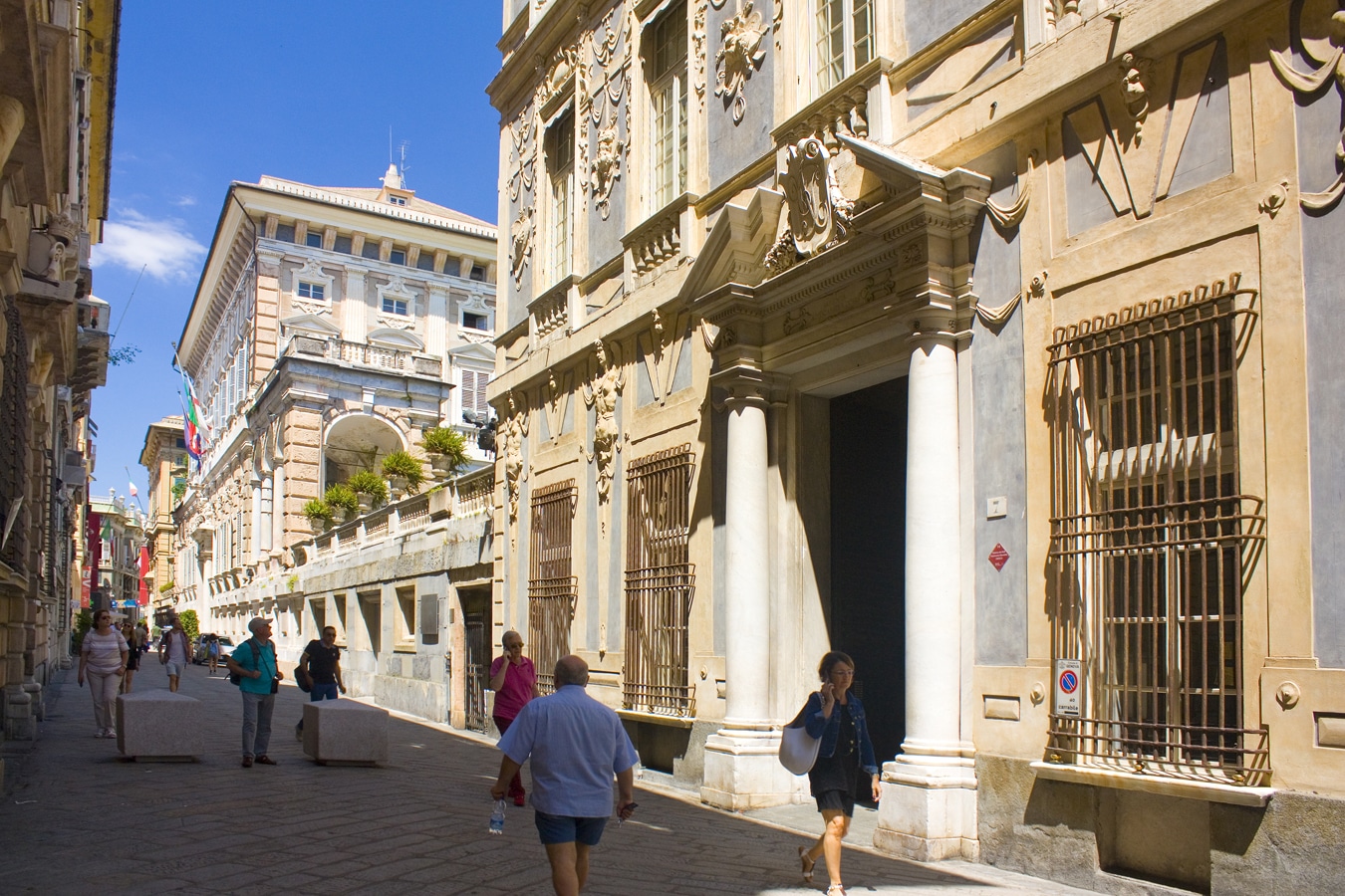 Via Garibaldi v Janově s Palazzo Podestà vpravo