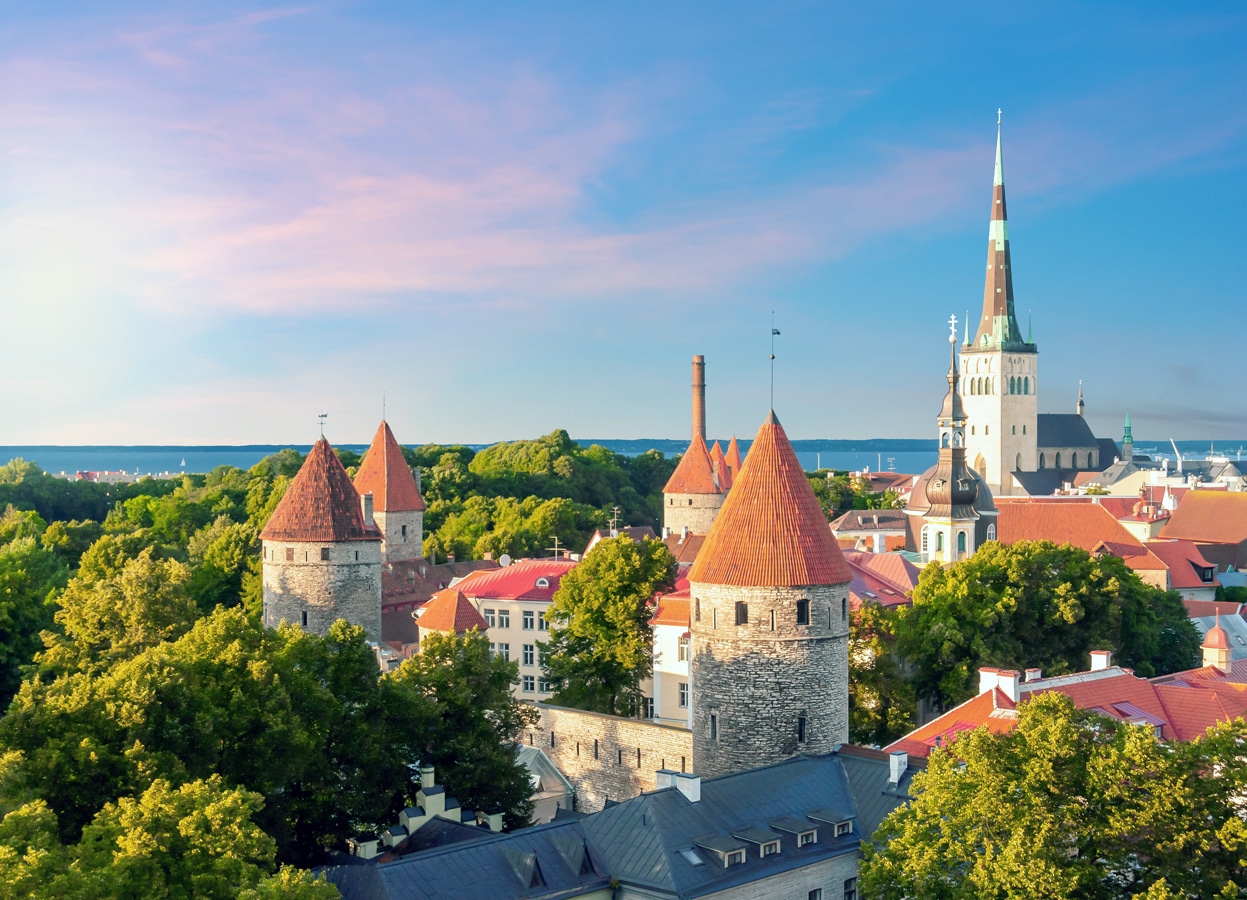 Část historického centra Tallinnu s věží kostela sv. Olafa