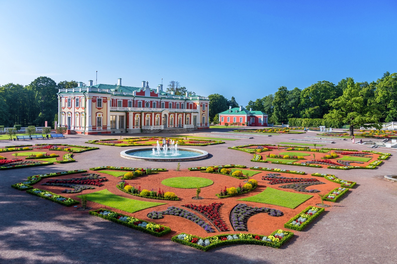 Barokní zámek Kadriorg v Tallinnu