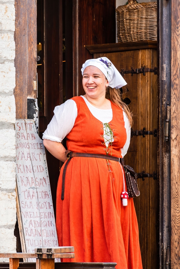 Číšnice tallinnské restaurace Olde Hansa