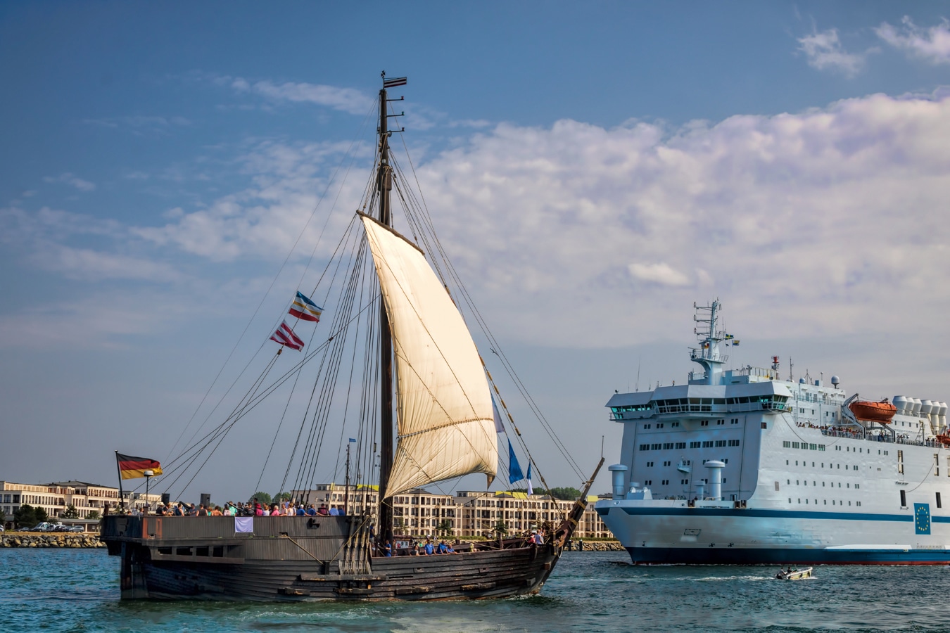 Replika kogy v rostockém přístavu Warnemünde při každoročním námořním festivalu Hanse Sail