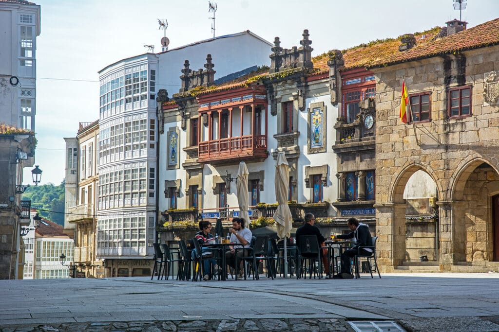 Betanzos - palác Bendaña (vpravo) a Casa Nuñez