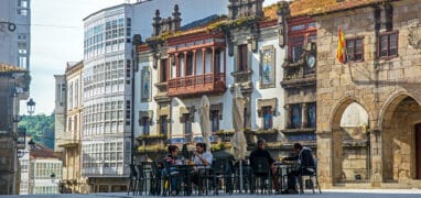 Betanzos - palác Bendaña (vpravo) a Casa Nuñez