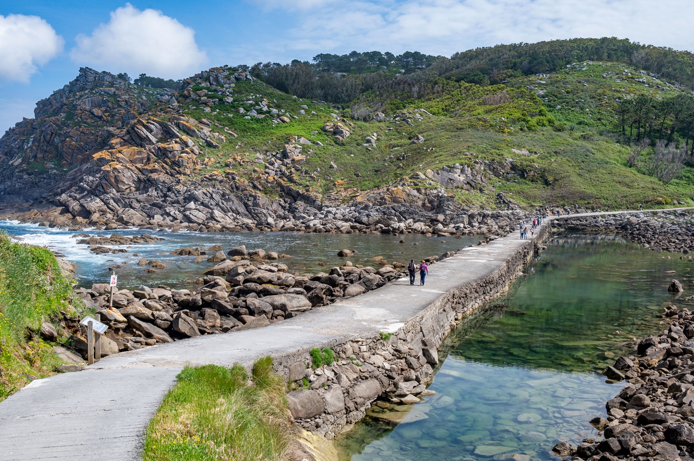 Illas Cíes - hráz spojující střední a severní ostrov