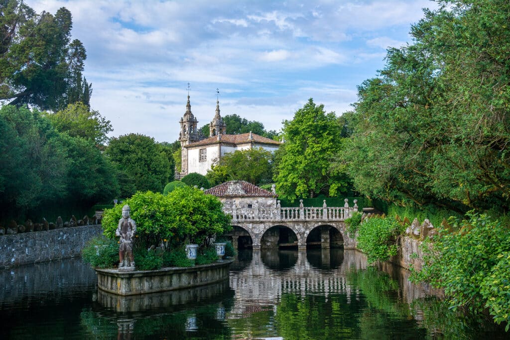 Horní rybníček v zahradě u Pazo de Oca, v pozadí zámecký kostel
