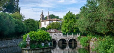 Horní rybníček v zahradě u Pazo de Oca, v pozadí zámecký kostel
