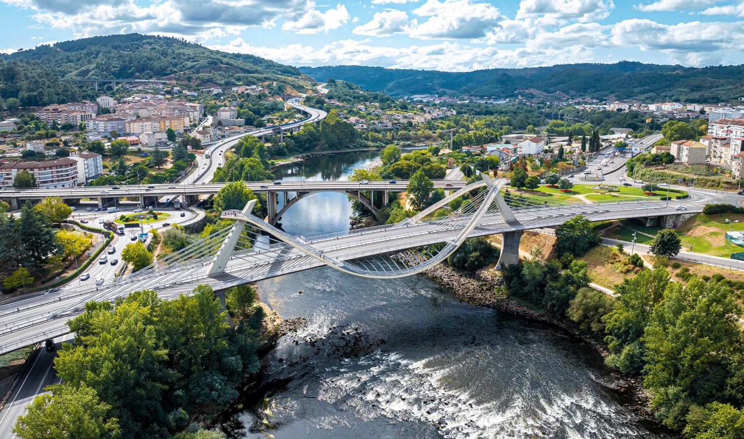 Moderní most Ponte do Milenio s originálně řešenou vyhlídkovou lávkou v Ourense