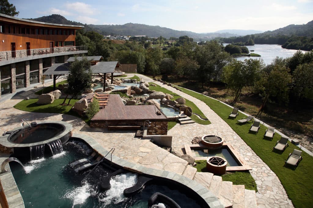 Termální lázně Termas de Outariz u řeky Miño v Ourense