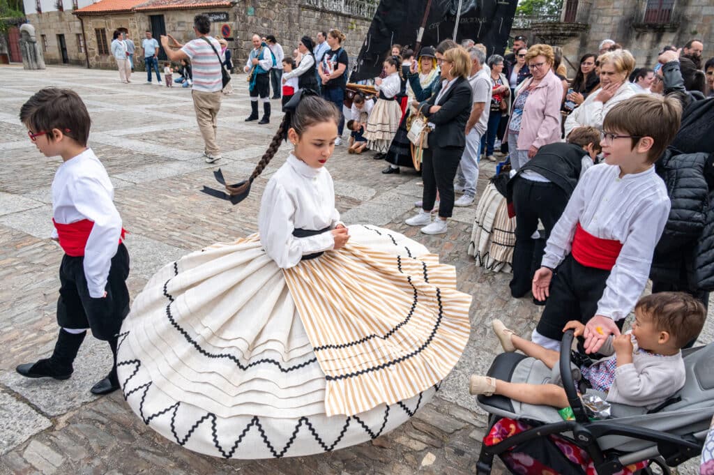 Dívka v kroji při místní slavnosti v Cambadosu