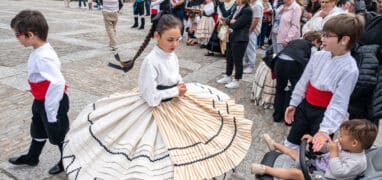 Dívka v kroji při místní slavnosti v Cambadosu