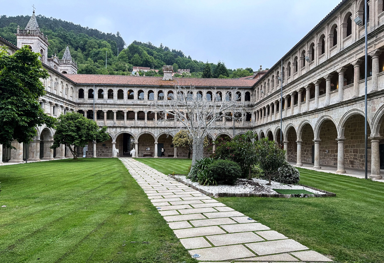 Rajská zahrada někdejšího kláštera Santo Estevo