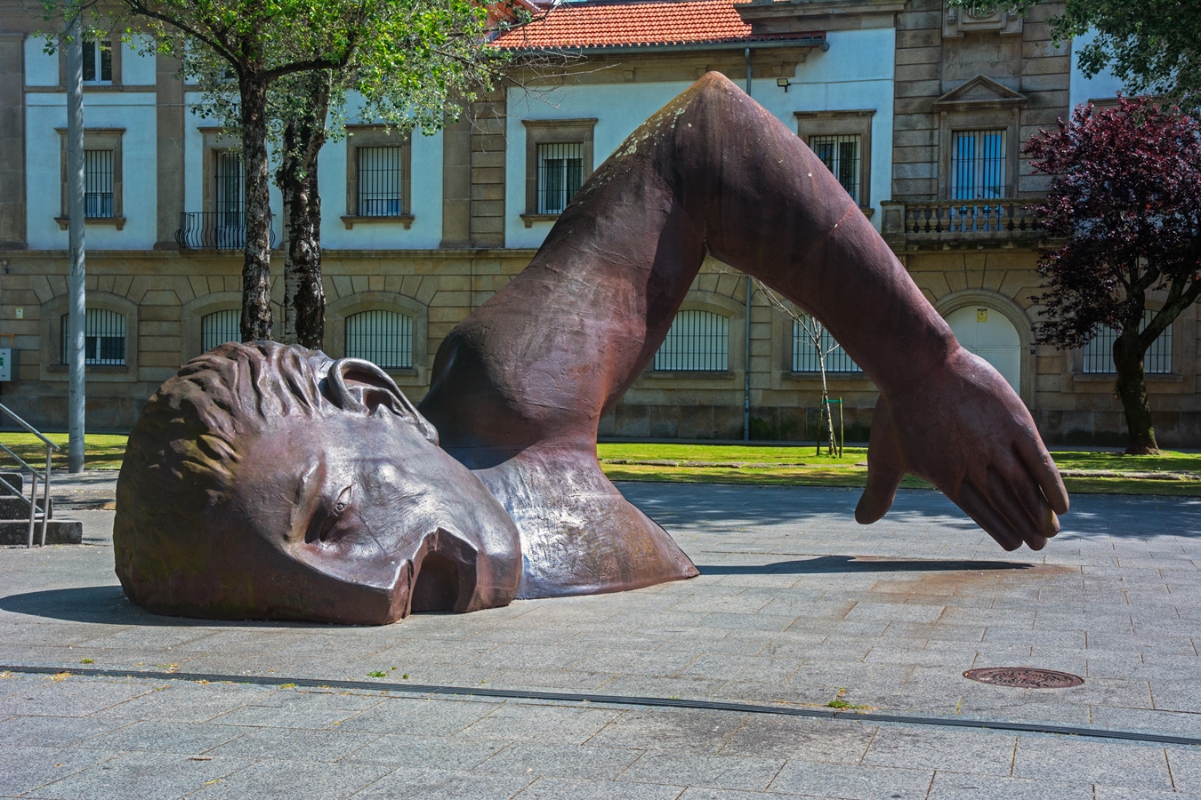 Vigo - polovina sochy plavce od Francisca Leira