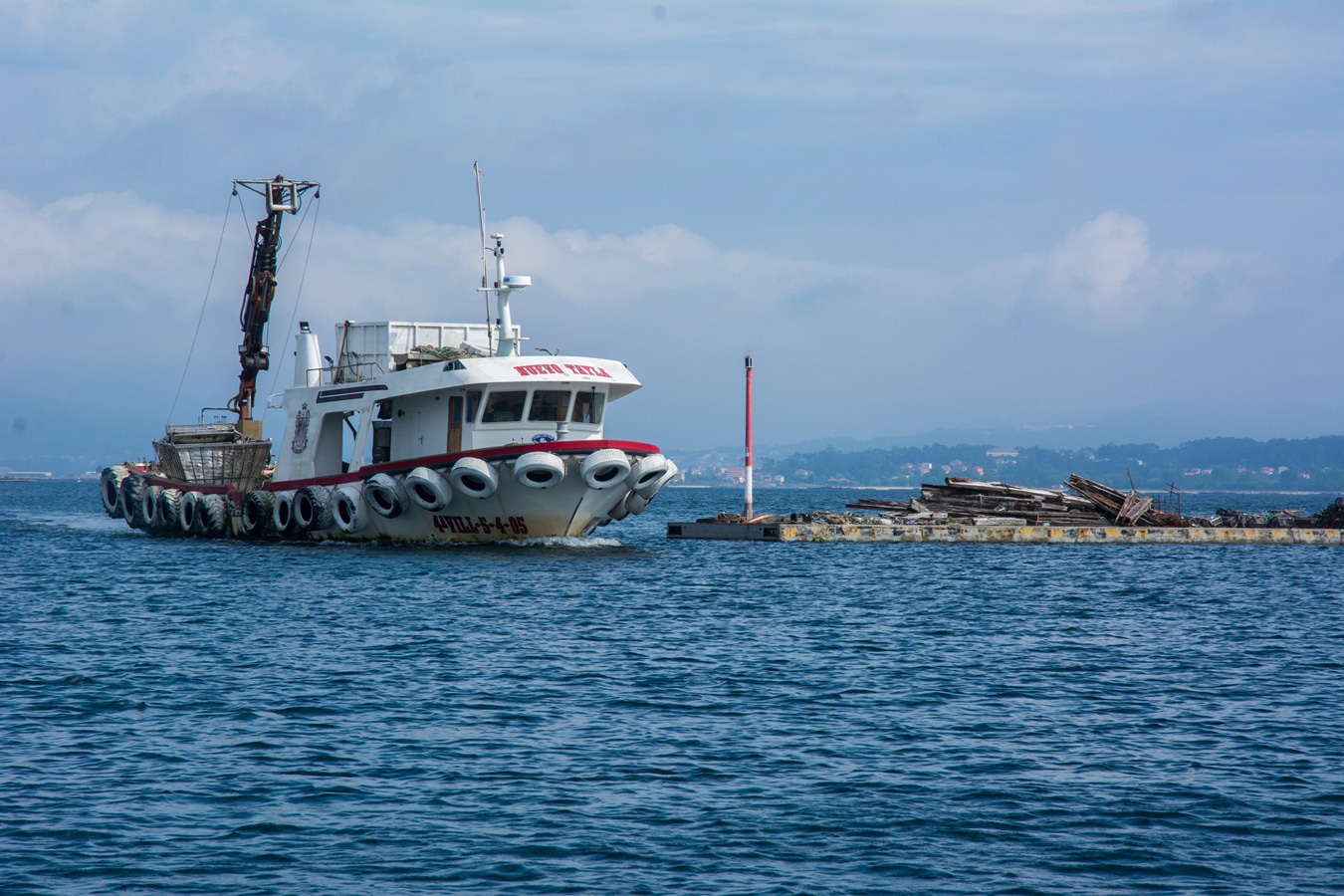 Rybářská loď určená k práci s lany a plovoucími plošinami pro chov slávek