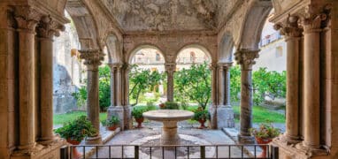 Opatství Fossanova - lavatorium v rajském dvoře