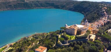 Catel Gandolfo na leteckém záběru