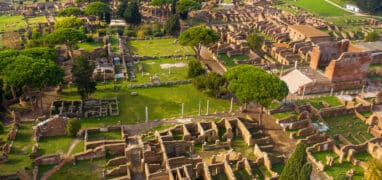 Ostia - celkový pohled na chrám Romy a Augusta a Kapitolium, chrám kapitolské triády (Jupiter, Juno a Minerva)