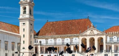 Studenti po složení závěrečných zkoušek na nádvoří historického kampusu univerzity v Coimře