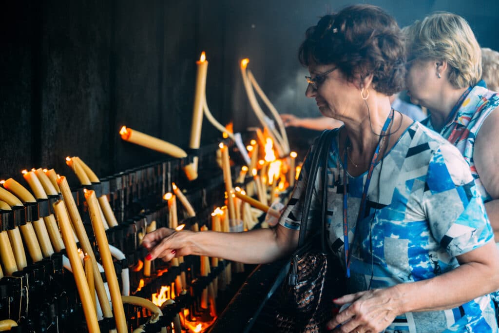Fátima - poutníci zapalují svíčky u kaple Zjevení