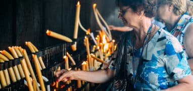 Fátima - poutníci zapalují svíčky u kaple Zjevení