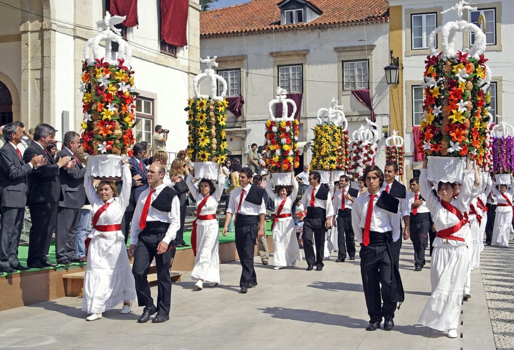 Portugalské svátky - průvod při Festa dos Tabuleiros v Tomaru