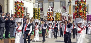 Portugalské svátky - průvod při Festa dos Tabuleiros v Tomaru