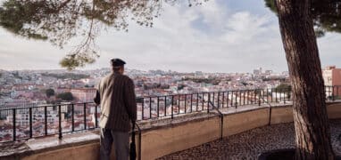 Starý můž se dívá z vyhlídky na Lisabon