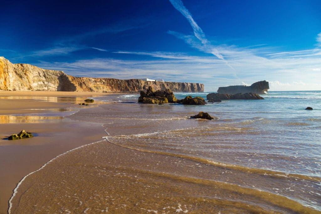 Portugalsko - písečná pláž Praia do Tonel v Sagres