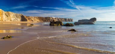 Portugalsko - písečná pláž Praia do Tonel v Sagres