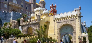 Hlavní vchod na vnitřní nádvoří zámku Pena