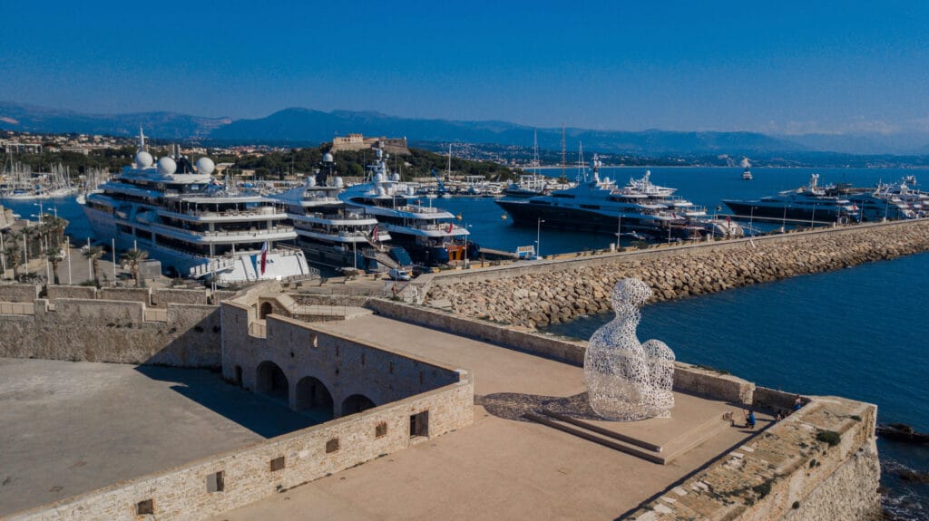 Celkový pohled na historickou část Antibes (la vieille ville).