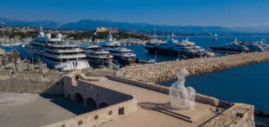 Antibes - v současnosti největší jachetní marinu ve Středomoří s velkou plastikou Le Nomade současného katalánského sochaře Jaumeho Plensy