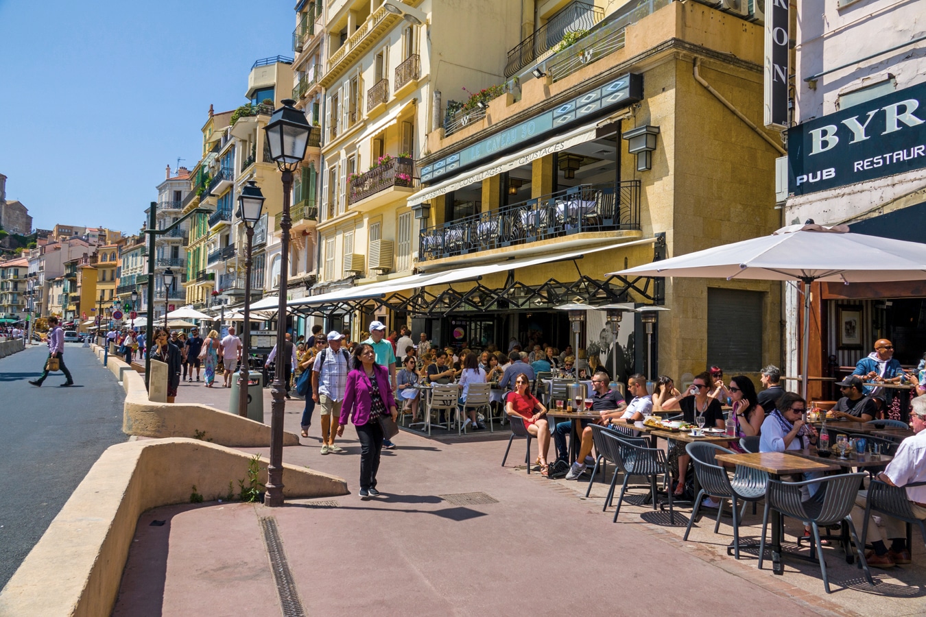Kavárna na ulici v Cannes