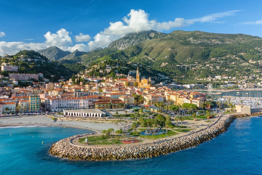 Celkový pohled na Menton na Azurovém pobřeží