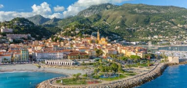 Celkový pohled na Menton na Azurovém pobřeží