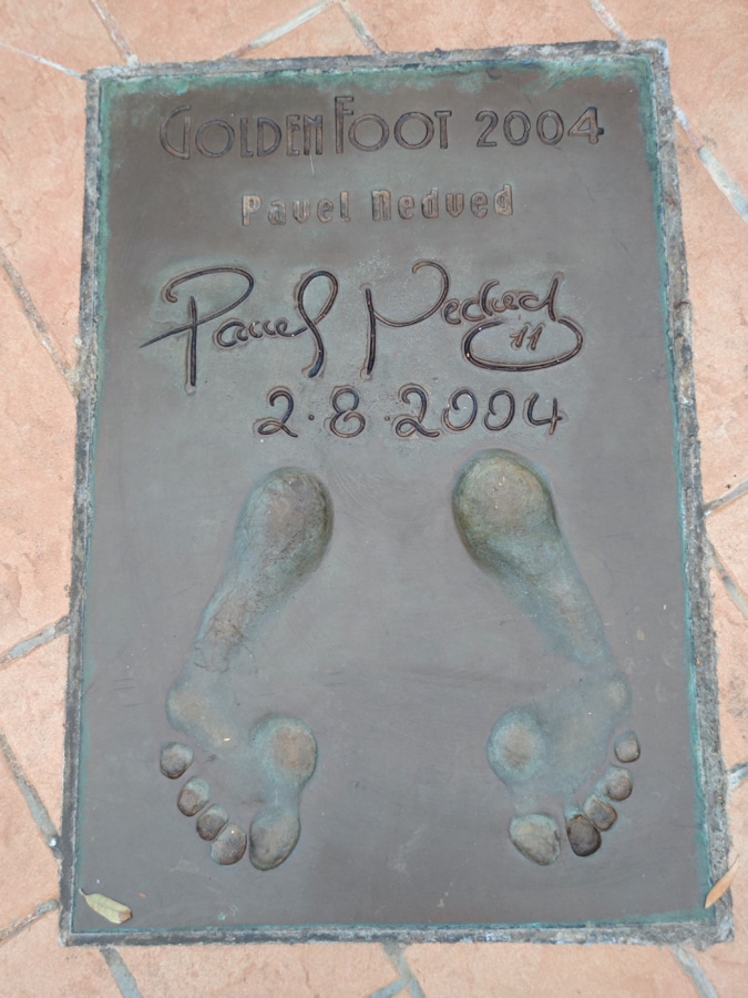 Otisk chodidel Pavla Nedvěda v Moanku