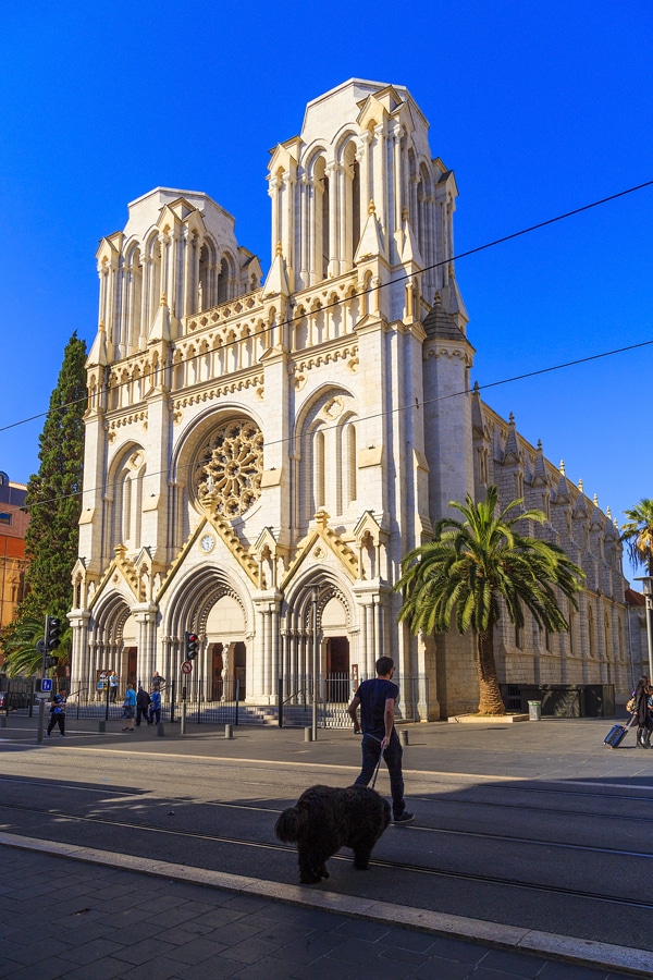 Průčelí neogotické baziliky Notre-Dame v Nice